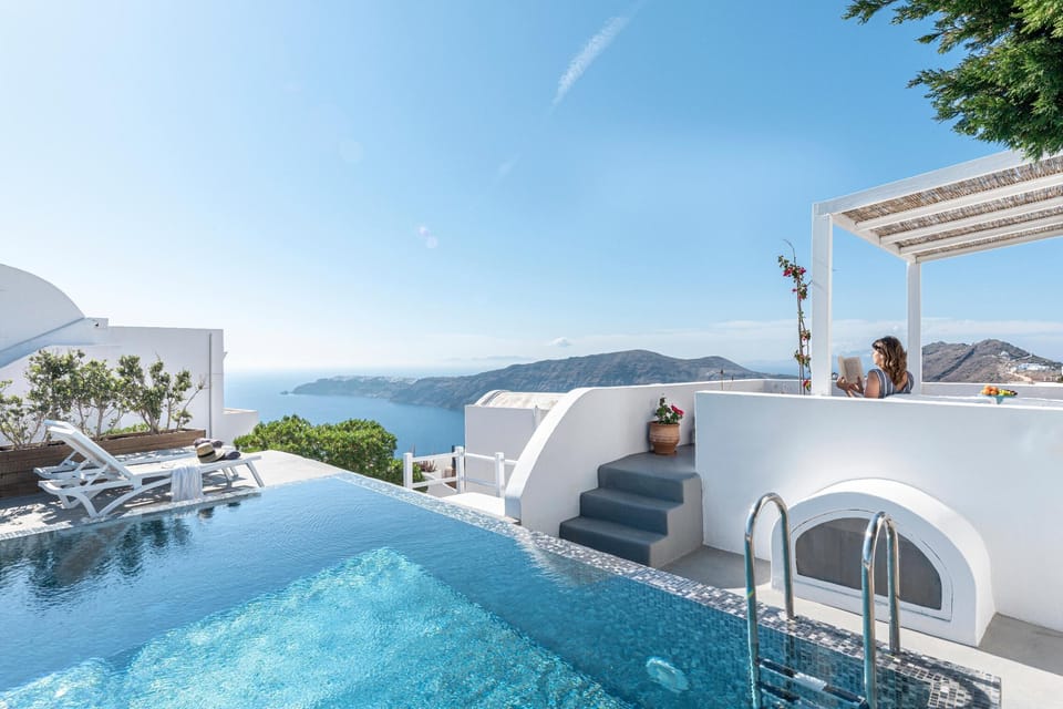 Private swimming pool and sea view