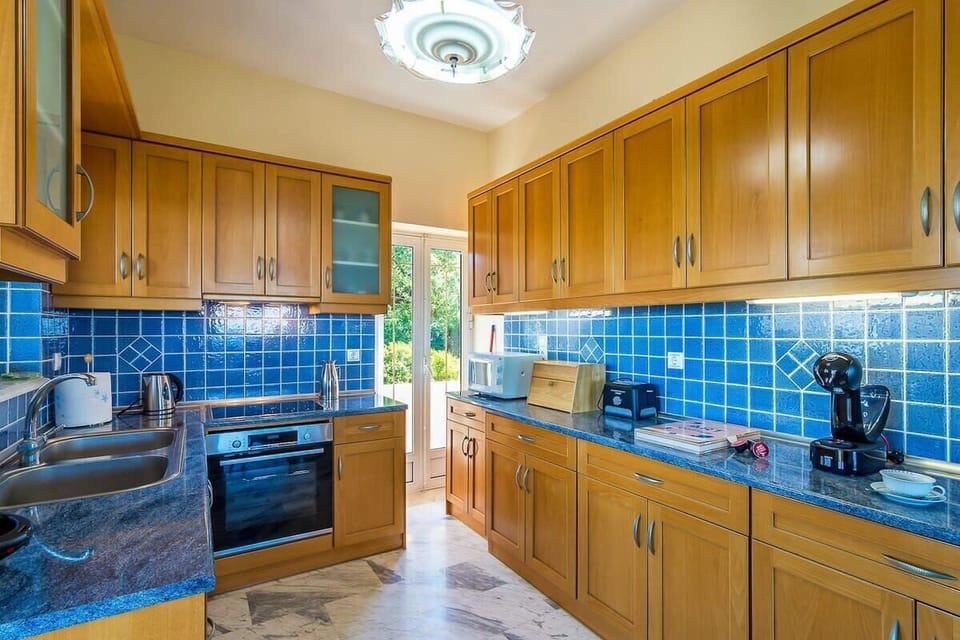 Fully Equipped Kitchen with Modern Design – Spacious kitchen with all essential appliances and ample counter space for home-style cooking.