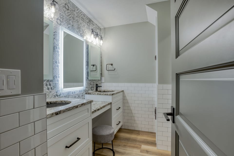 Upstairs Bathroom #2, servicing Queen Bedrooms #3 and #4. Jack and Jill Design