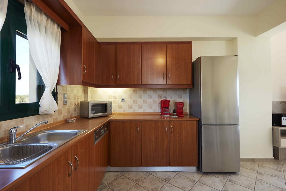 Practical and fully equipped kitchen.