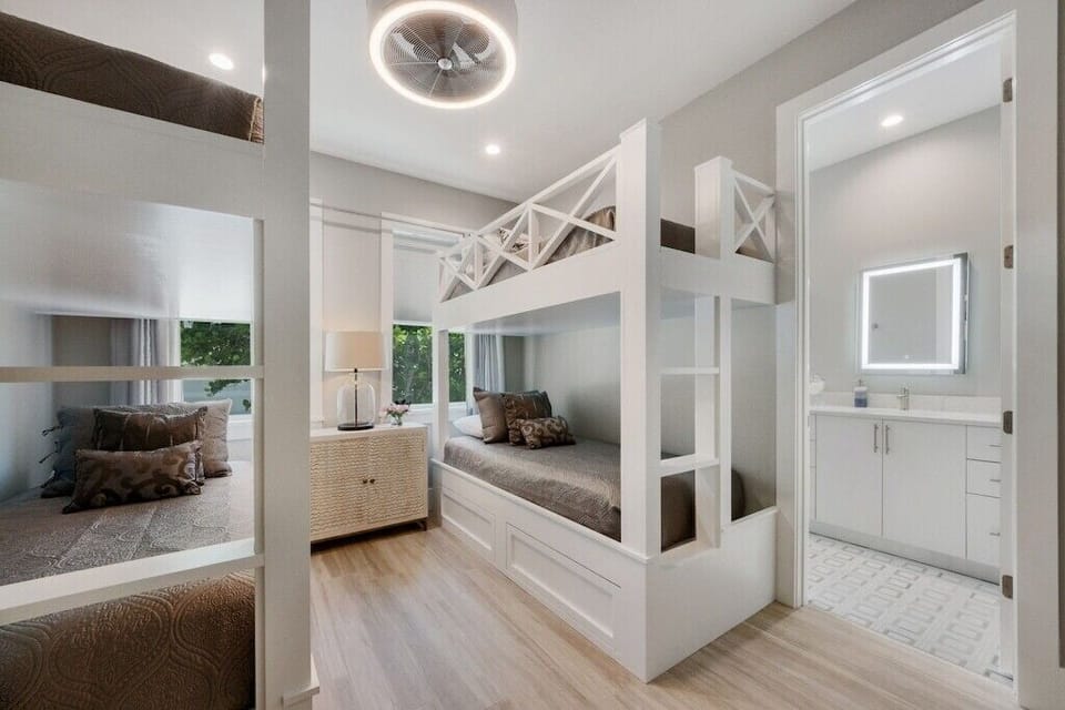 Delight in our bunk bed bedroom, perfect for friends or kids, with 4 super comfy twin beds, a 43" Smart TV and its own ensuite bathroom. Cozy, fun, and private, it's a vacation dream!