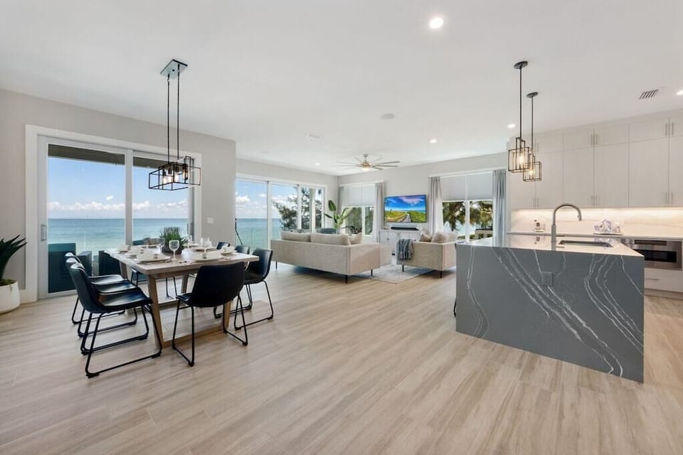 Savor the coastal vibe in our chic, open-plan retreat with stunning sea views. Perfect for culinary enthusiasts and relaxation seekers. Your beachside dream!