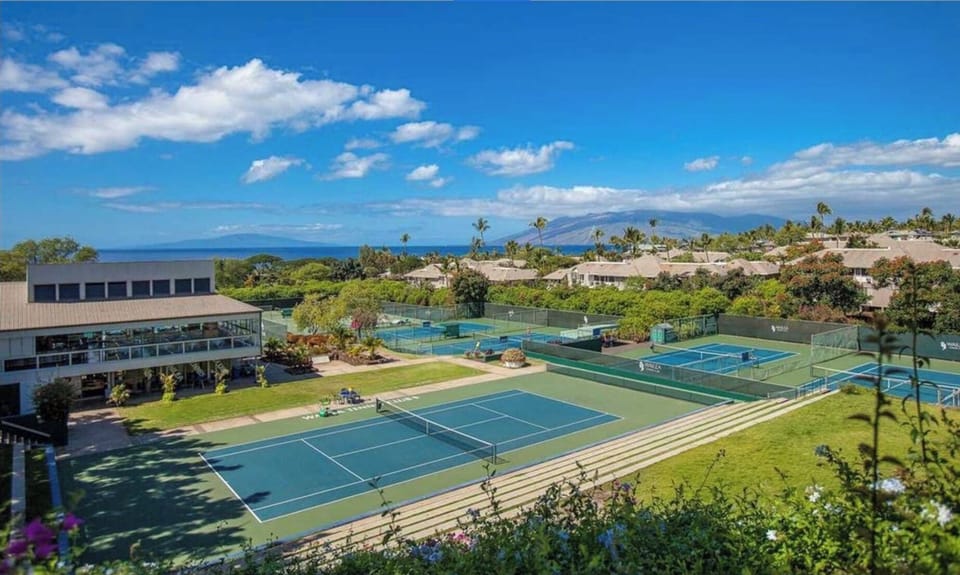 Wailea tennis club and restaurant next door 