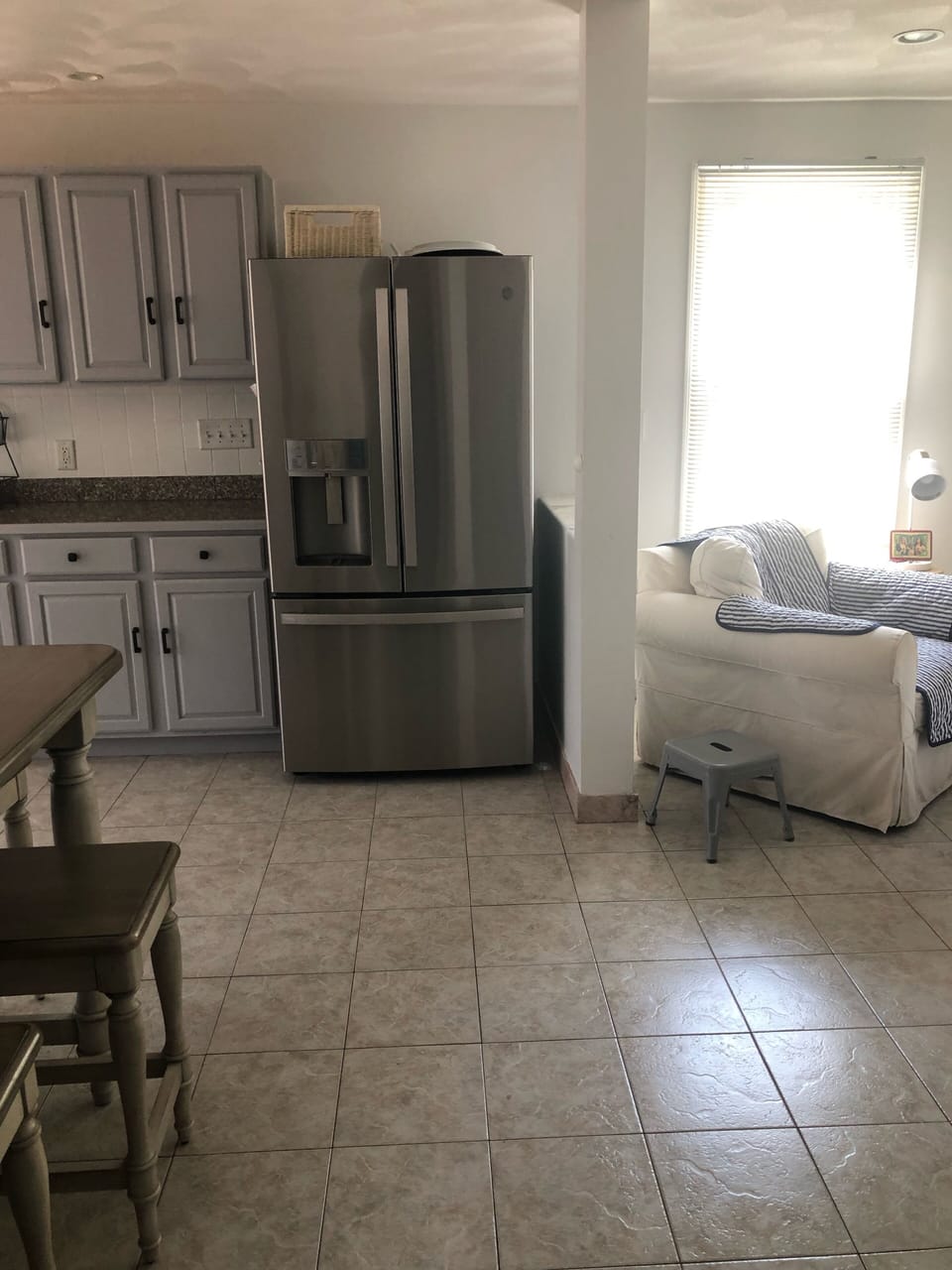 Large fridge to hold all your meal prep essentials & Convenient Ice and H20
