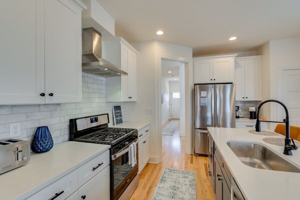 “Great place. New with lots to offer. Gave us that being at home feeling with all the amenities. Just a few mins from downtown main attractions, museums and restaurants.” - Jaime ’23