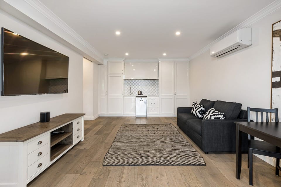 Self Contained 1 Bedroom Suite Downstairs