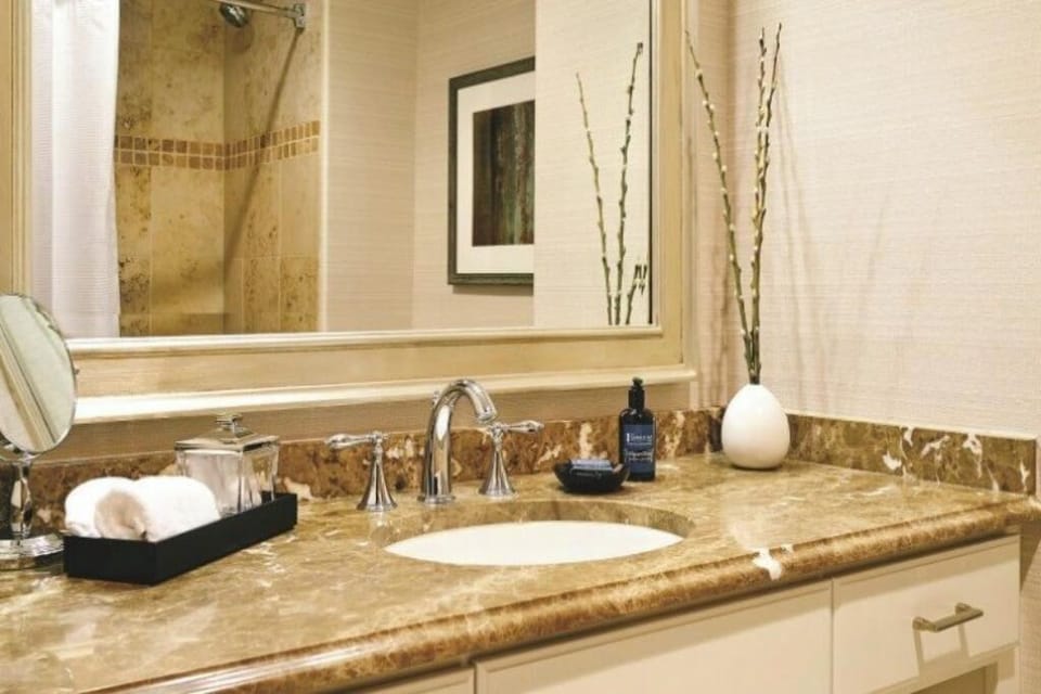 Luxury Plaza Room - Two Queen - Sebastian  Vail