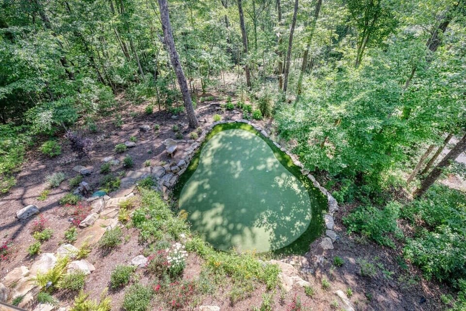 Relax and play golf in the middle of the woods