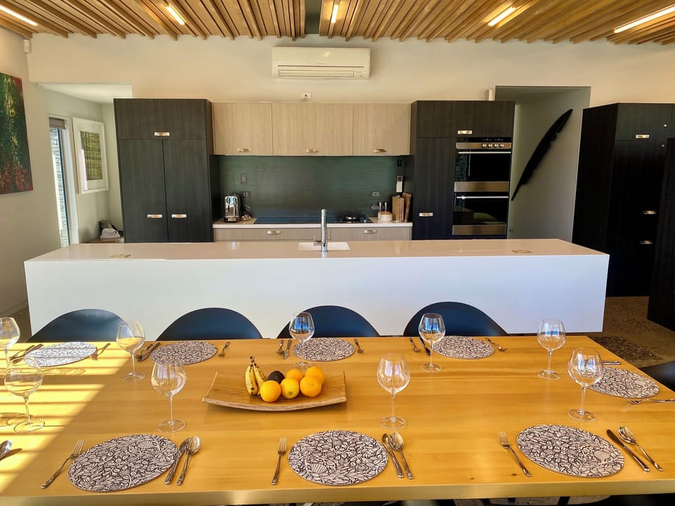 Well equiped kitchen, two fridges, double oven, induction + gas hob, dishwasher