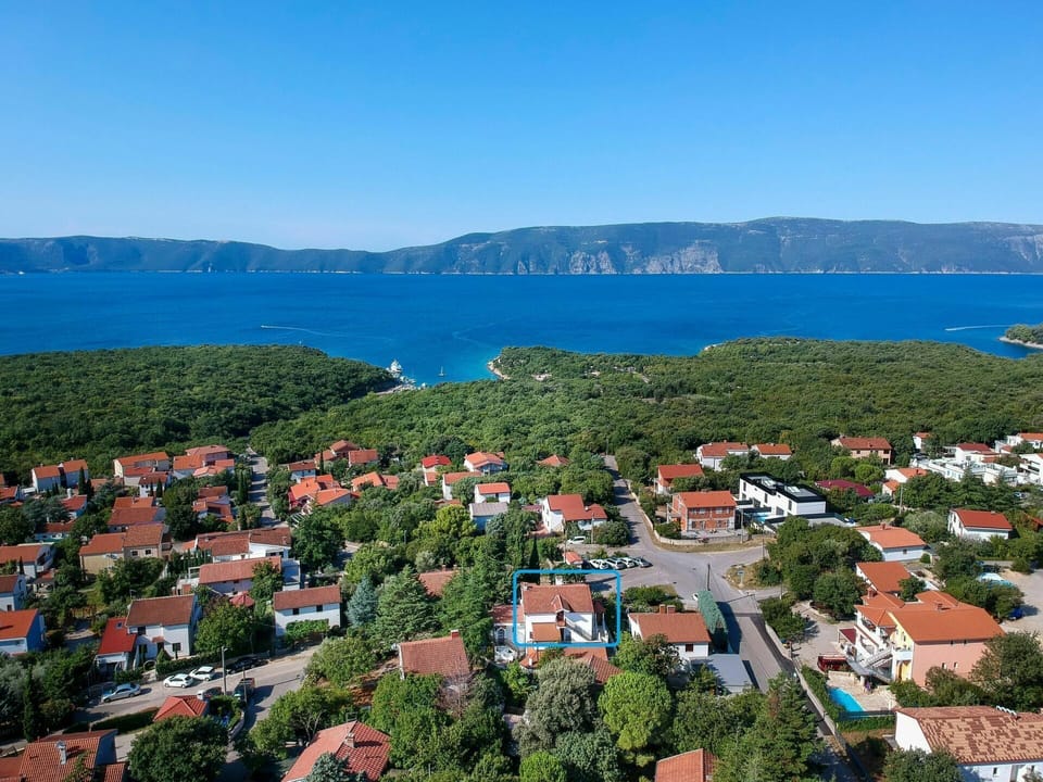 Sky, Water, Building, Nature, Azure, Tree, Mountain, Natural Landscape, Coastal And Oceanic Landforms, Urban Design