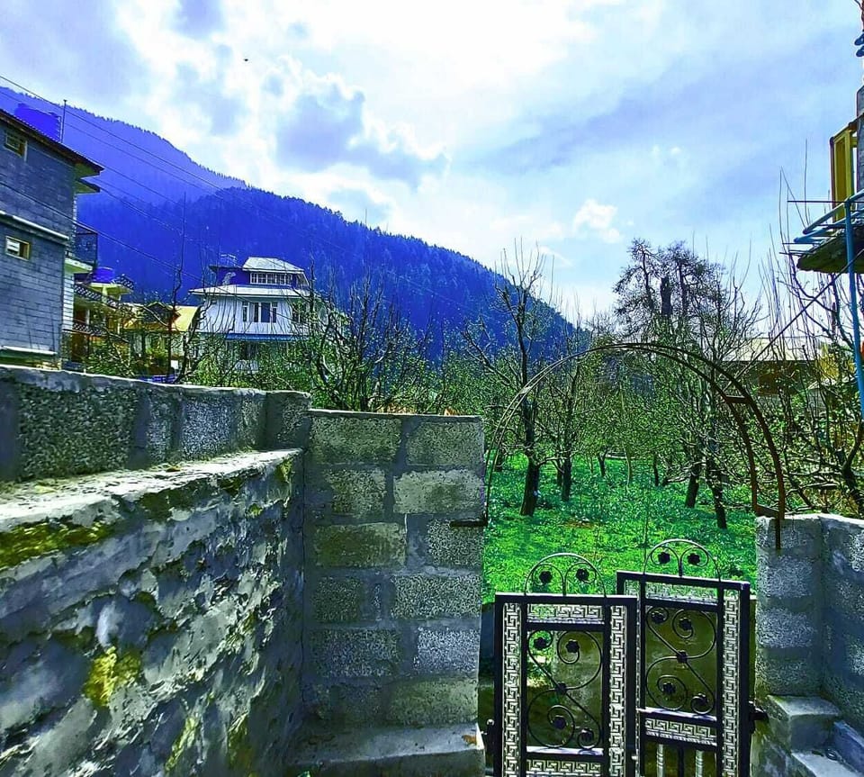 Gate