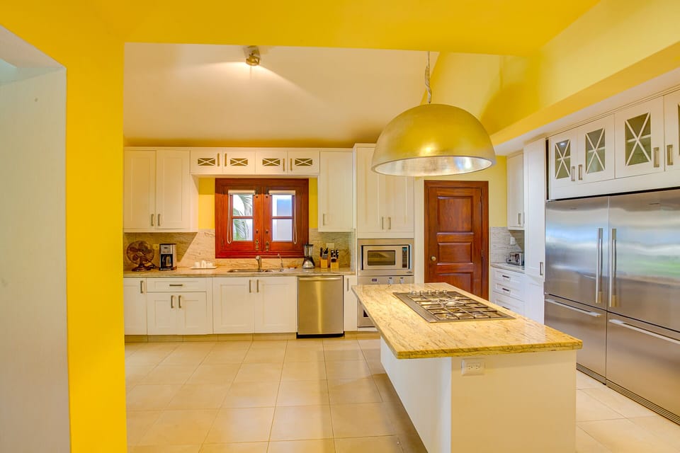 Chef's Kitchen with Kitchen Island
