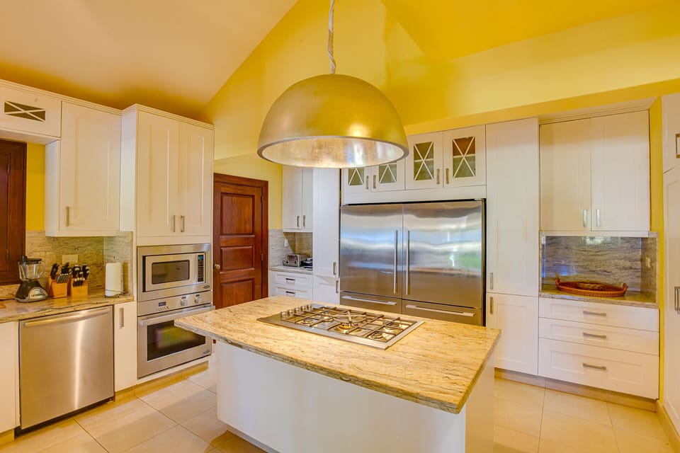 Chef's Kitchen with Kitchen Island