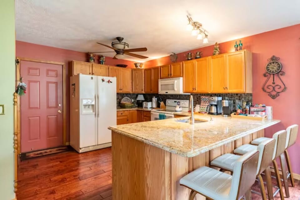 Well equipped Kitchen with counter height chairs