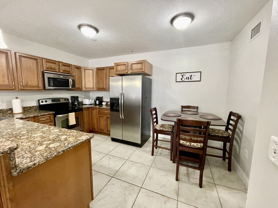 Full Kitchen & Dining Area