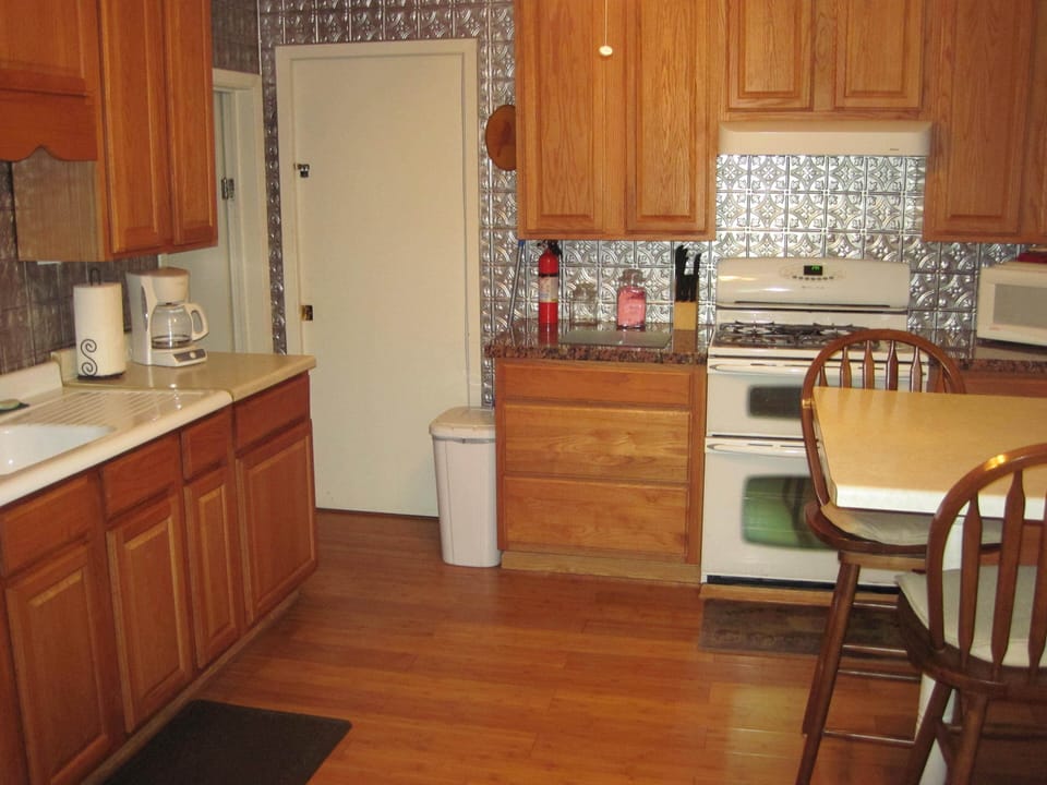 Full kitchen