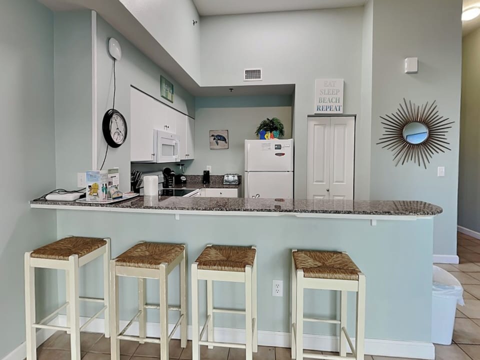 Kitchen - Breakfast Bar Seats 4