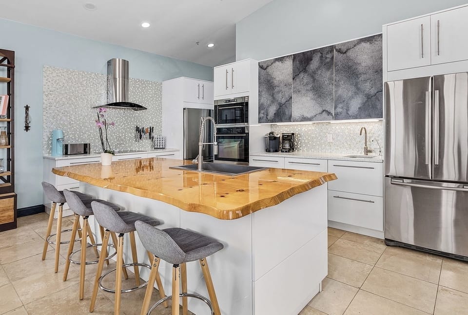 Open kitchen with 2 refrigerators, reverse osmosis filtered water and ice maker