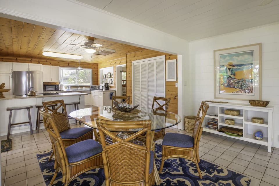 Ample dining space where everyone can come together for island-style meals.