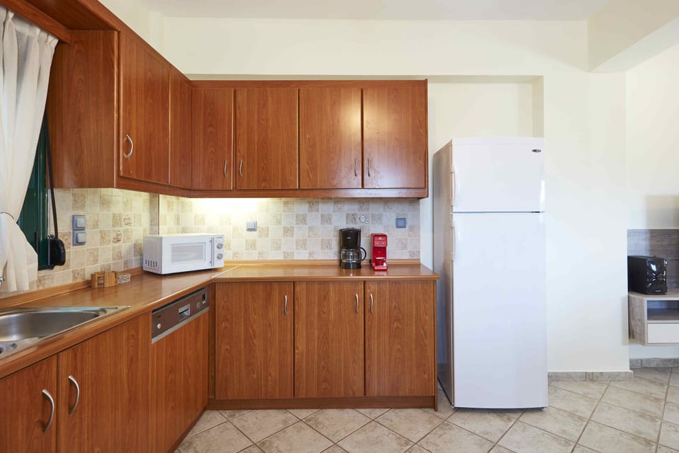 Practical and fully equipped kitchen.