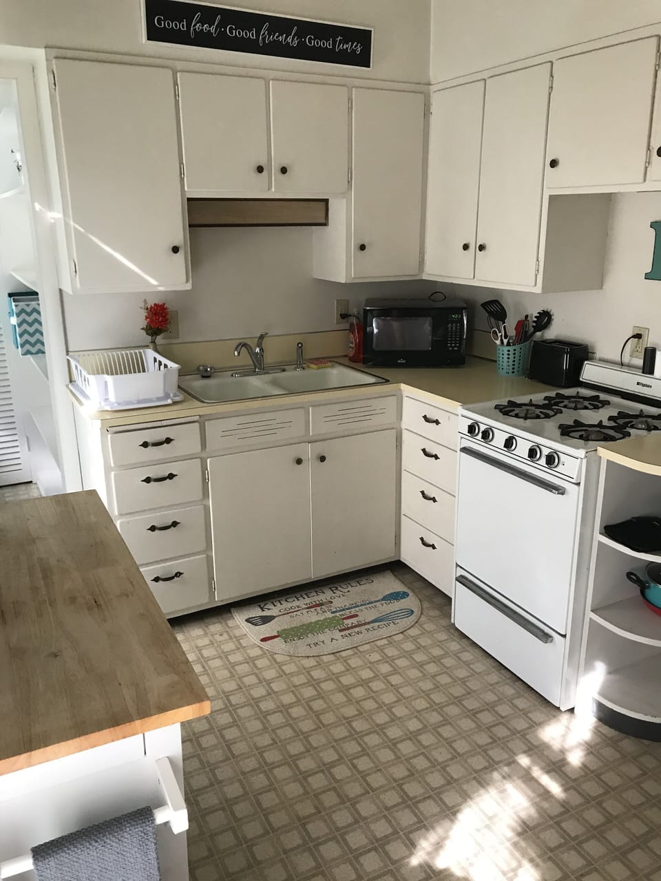 Full kitchen with all the necessities 