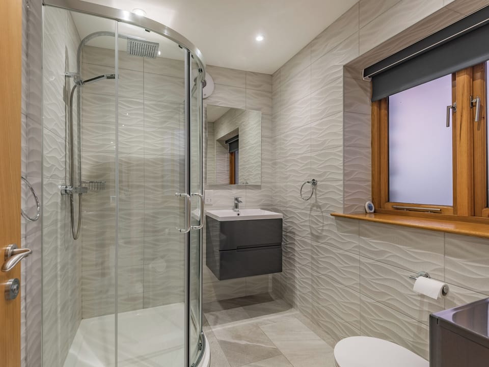 Shower room | Ty Cwtch - Anglesey Seaviews, Penrhos Feilw, near Trearddur Bay