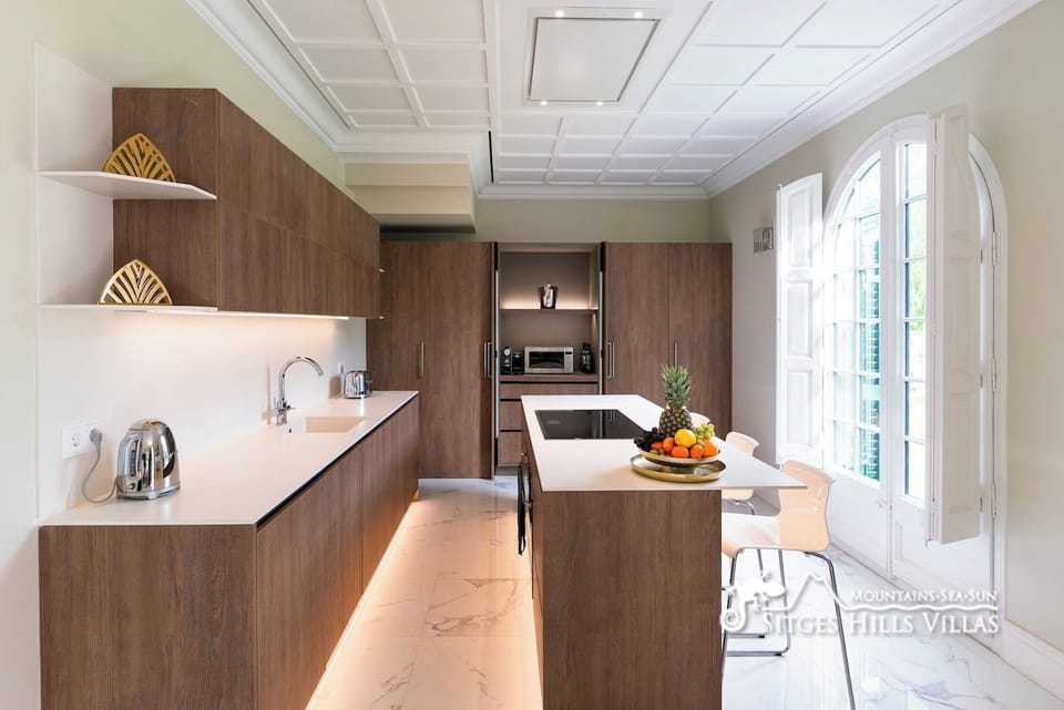 Modern open-plan kitchen.