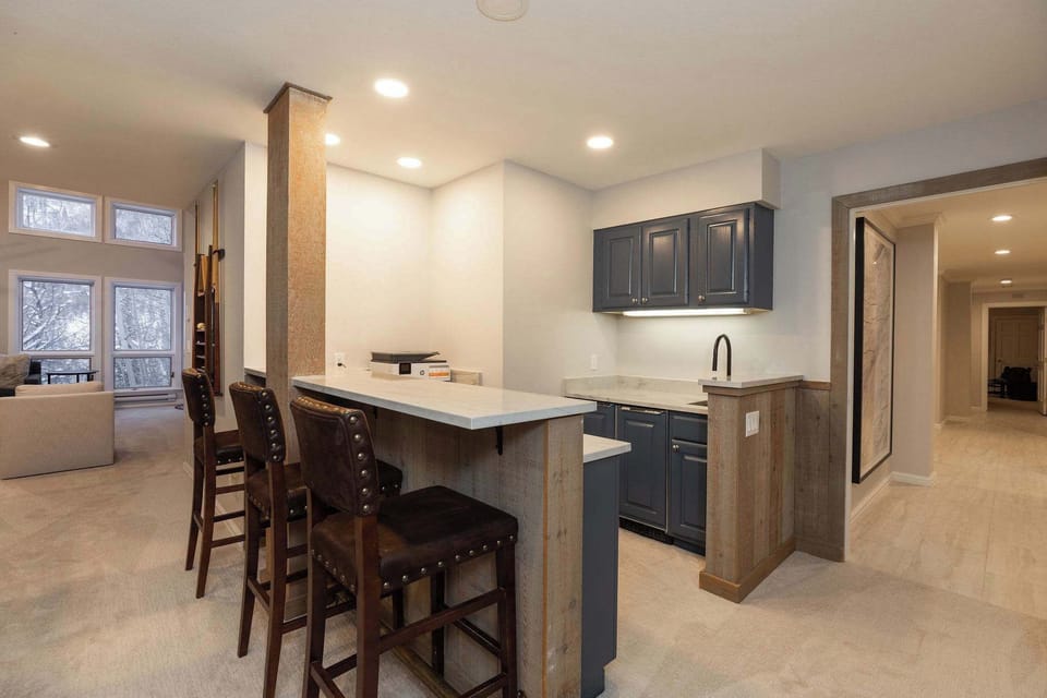 Wet Bar with Ice Maker and Fridge