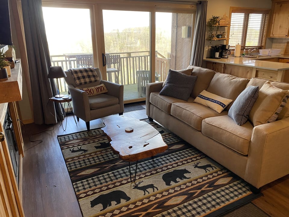 Wood burn fireplace, flat screen smart TV, sound bar, and great views!