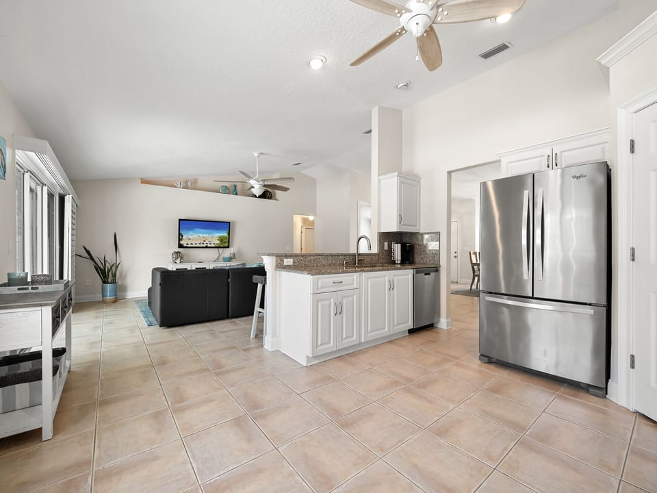 Fully Equipped Kitchen with Stainless Steel Appliances