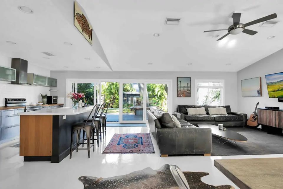 Beautiful indoor/outdoor modern living vibe!