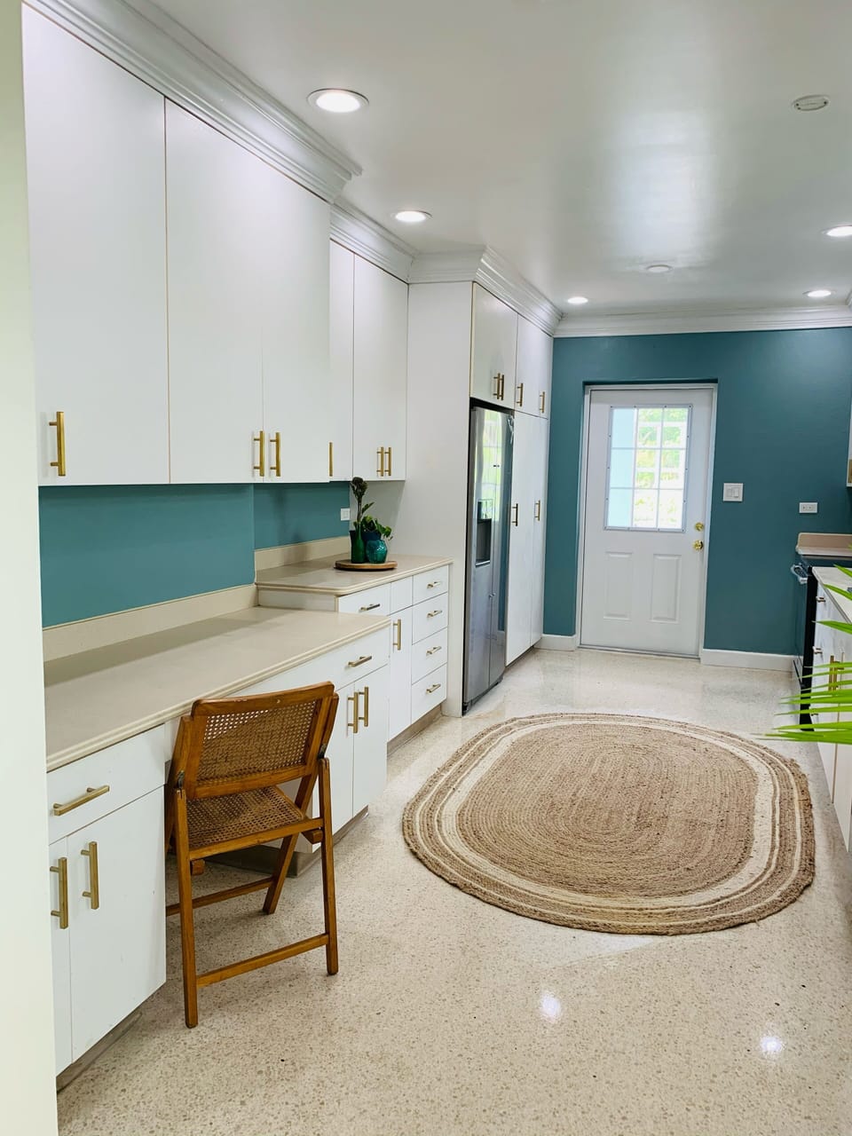 Full kitchen.  Refrigerator has automatic ice maker and filtered drinking water.
