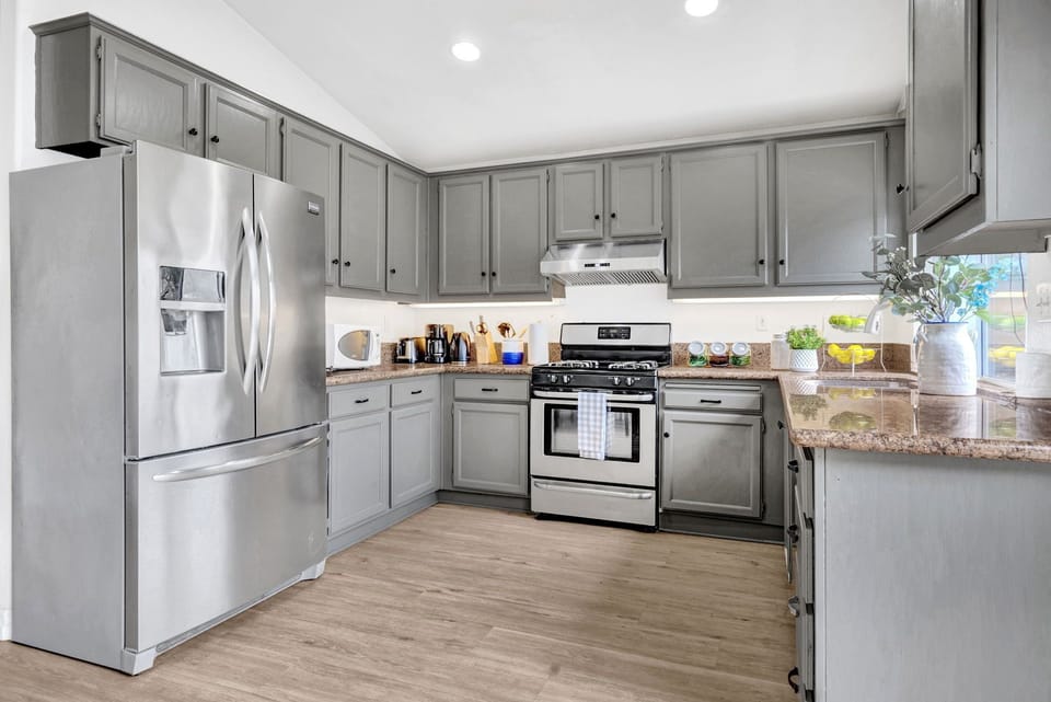 Equipped with complete kitchen needs for your cooking dreams!