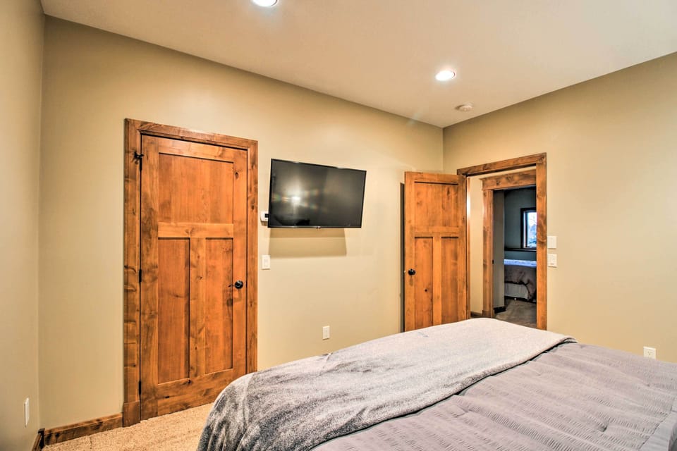 Bedroom 5 | 1st Floor | Queen Bed