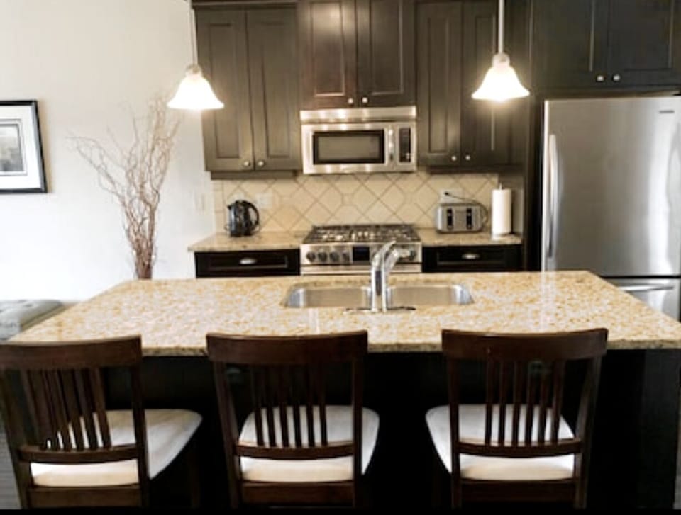 Gas Stove, Oven & Fridge. Seating at the Kitchen Island 