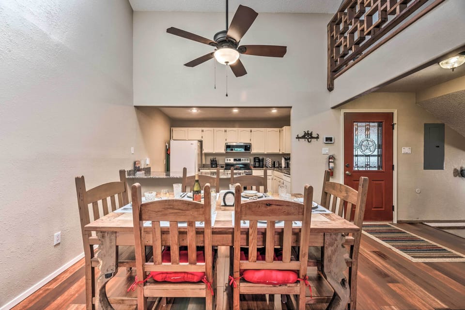 Dining Area | Dishware & Flatware Provided