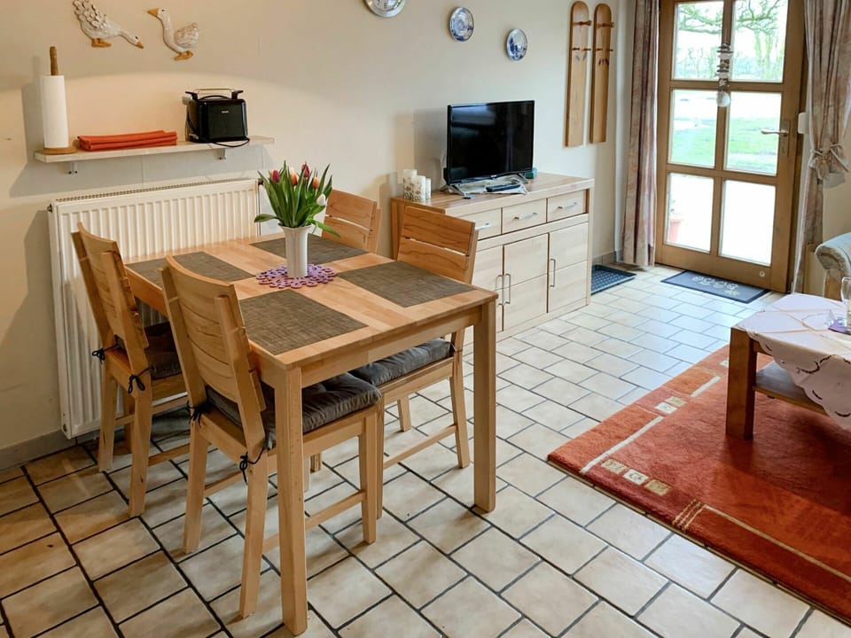 Table, Furniture, Property, Picture Frame, Television, Wood, Window, Houseplant, Living Room, Interior Design
