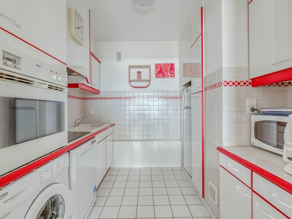 Wheel, Property, Building, Automotive Design, Automotive Exterior, Major Appliance, Floor