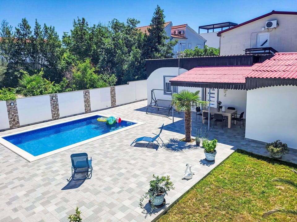 Plant, Sky, Building, Azure, Blue, Tree, Urban Design, Swimming Pool, Outdoor Furniture, House