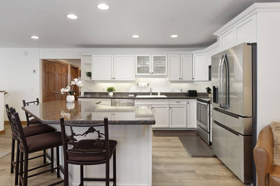 The open living and dining area make this condo a great place to gather with family and friends.