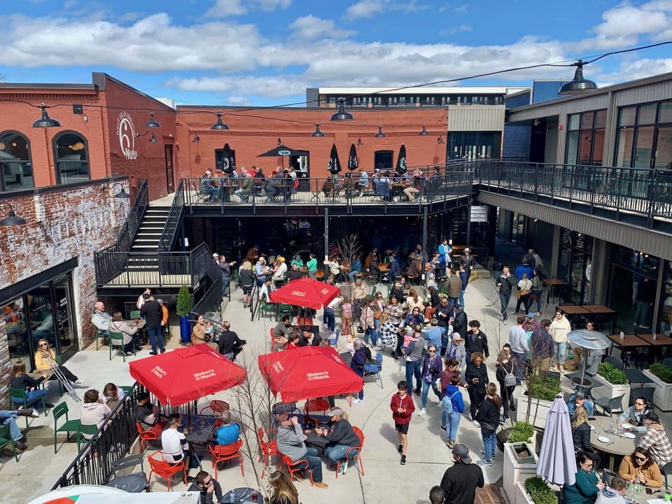 The courtyard is alive! Fabulous spot at your doorstep - Eats, drinks and entertainment