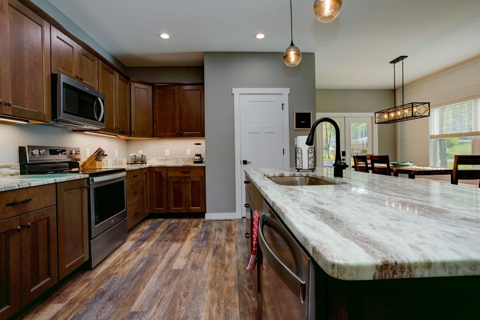 Fully equipped kitchen, granite countertops, everything you need to cook in