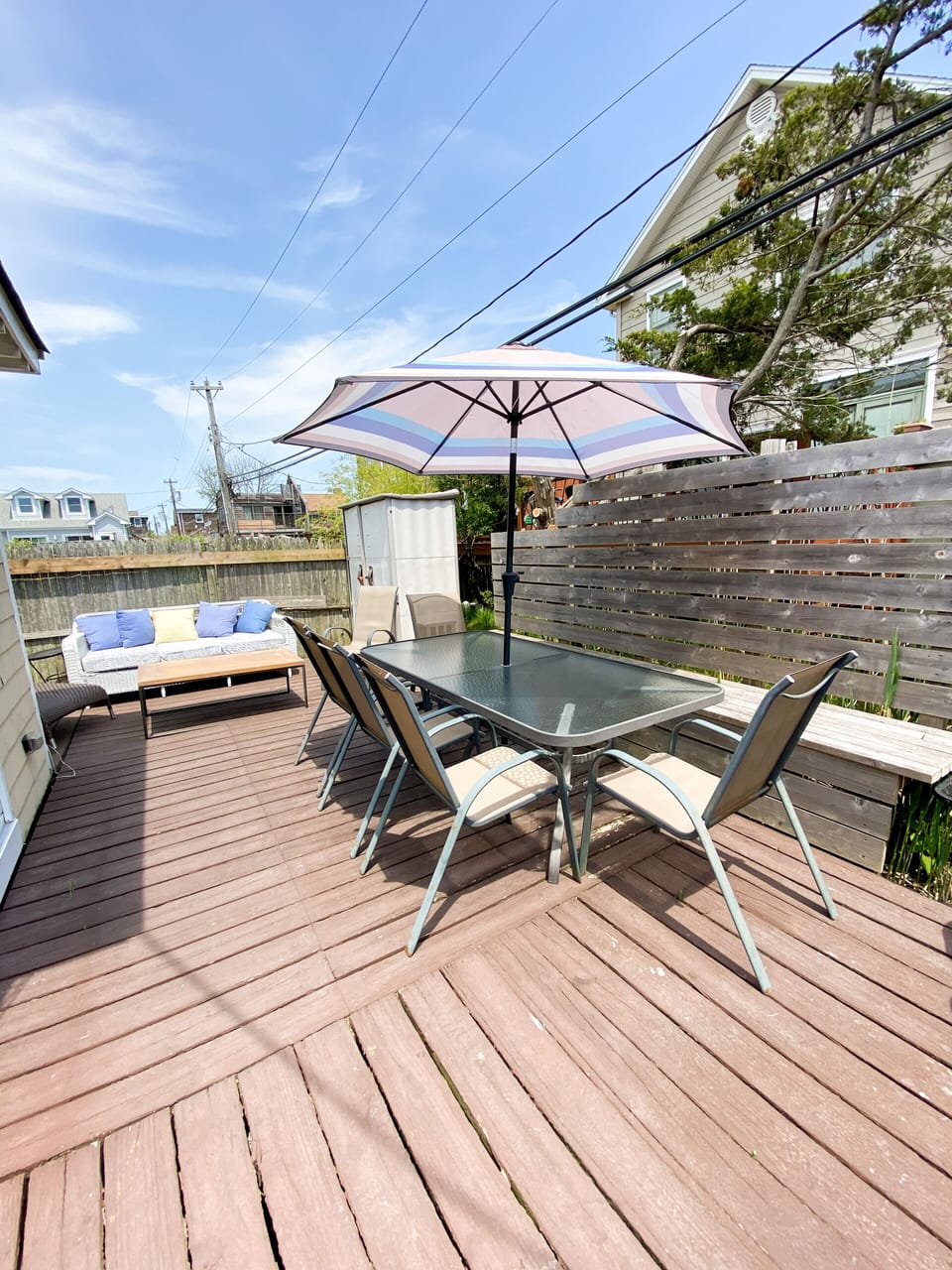 Private Back Deck
Table for 10, BBQ, lounging