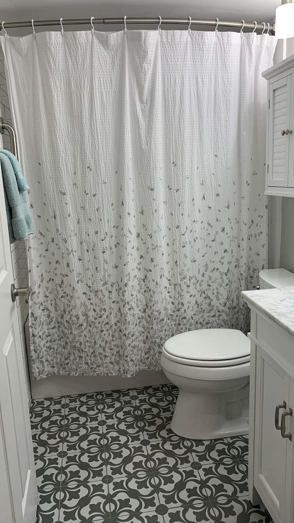 2nd bathroom. Soft, thick cotton towels. Soft shower curtain too.