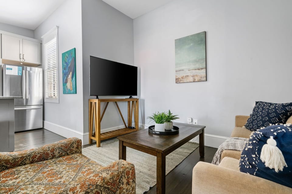 Bright and airy all day long – ideal for reading, resting, or working remotely.
