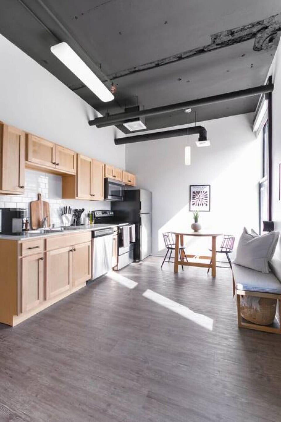 Dine-in downtown with a fully stocked kitchen!