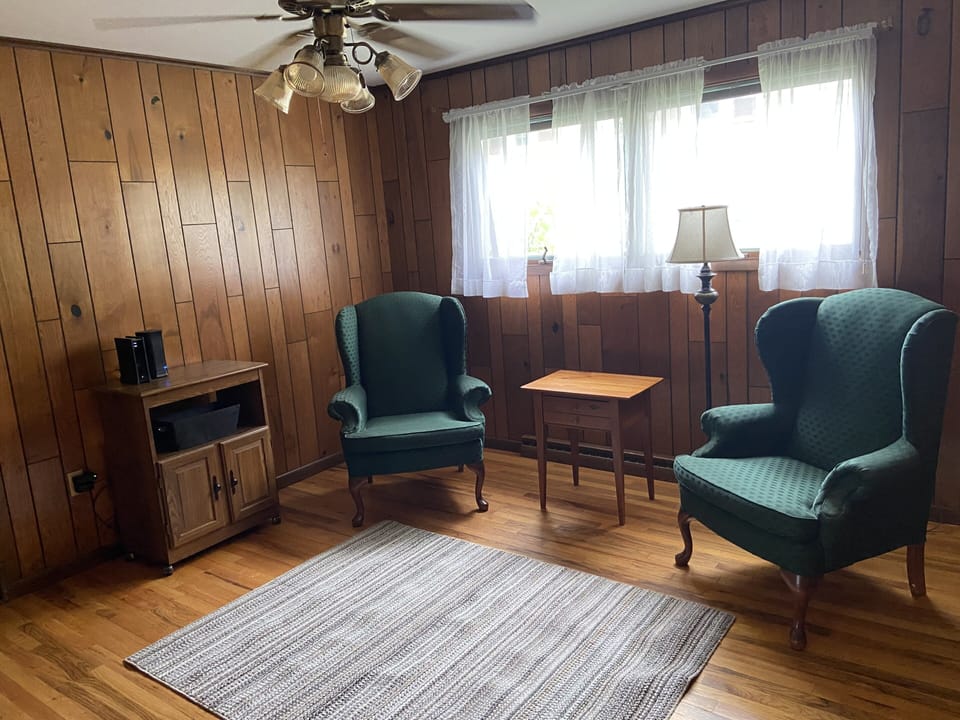 Den/ Reading room/ Lounge area