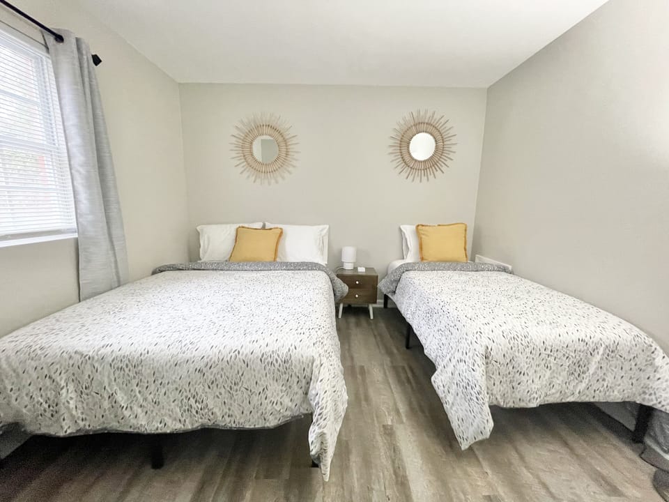 Queen and Twin Room (3)