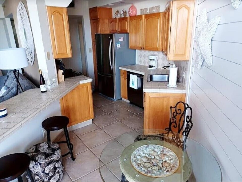 Add'l 4 bar stools at the breakfast bar as you enter the fully equipped kitchen.