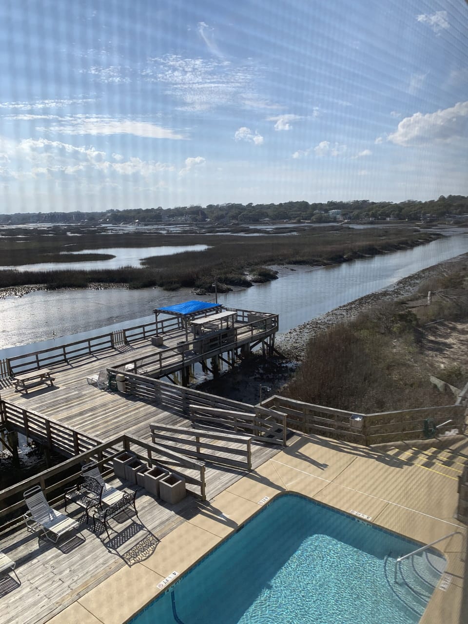 Pool and sun / fishing deck. 